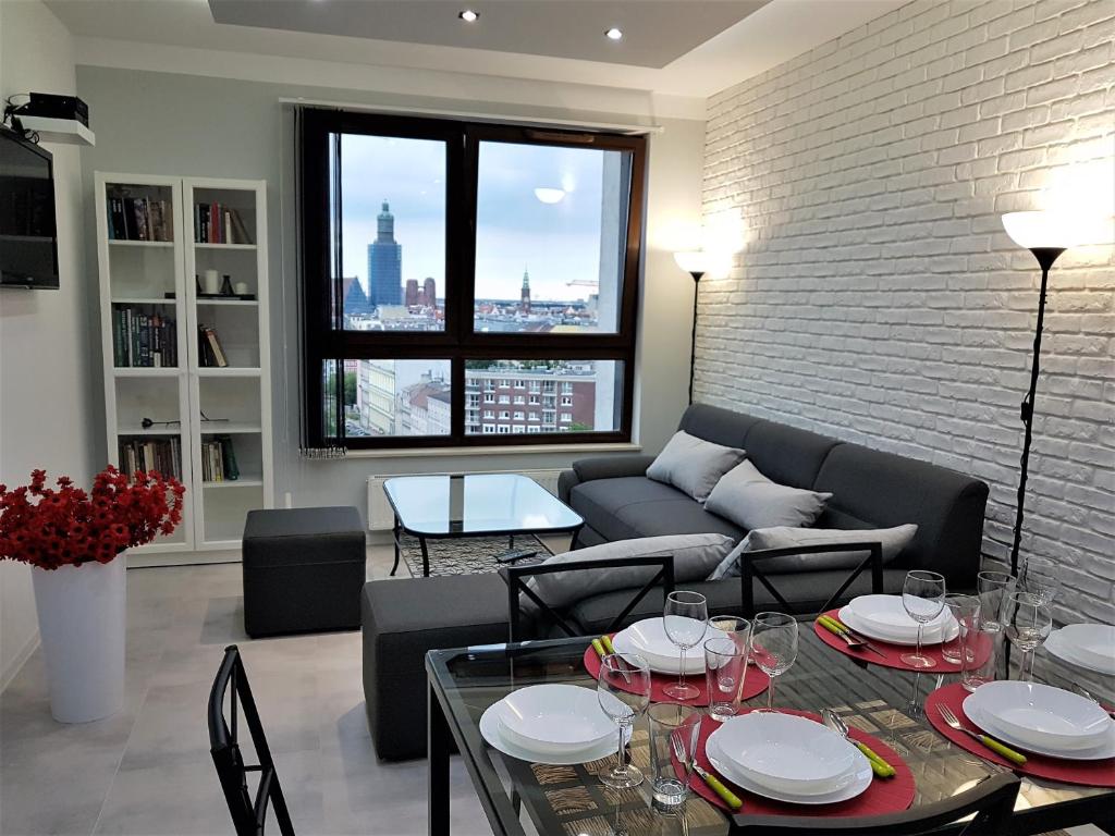 弗罗茨瓦夫Lux Apartment Center的客厅配有沙发和桌子