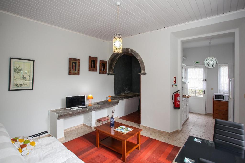 坎普自由鎮Cantinho do Solar的客厅配有沙发和桌子