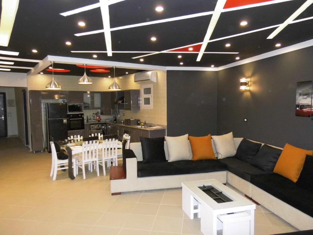 艾因苏赫纳Three-Bedroom Apartment at Louly Beach Resort的客厅配有沙发和桌子