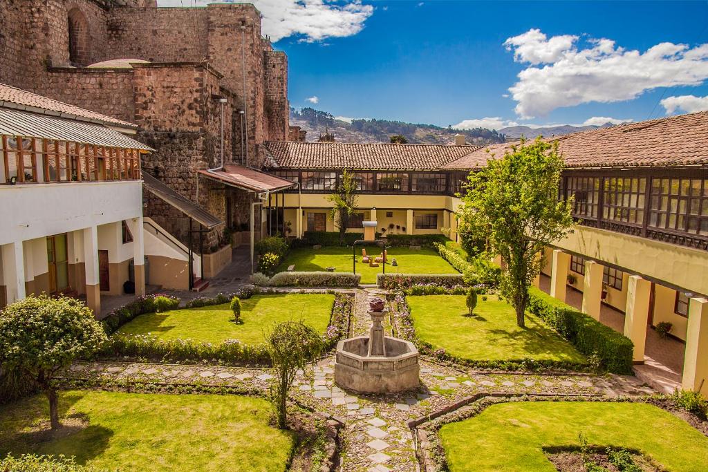 库斯科圣佩德罗修道院酒店的一座带喷泉的古老建筑中的庭院