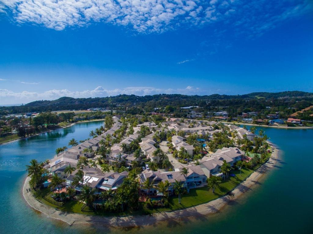 黄金海岸棕榈岛度假酒店的水中岛屿上度假村的空中景观