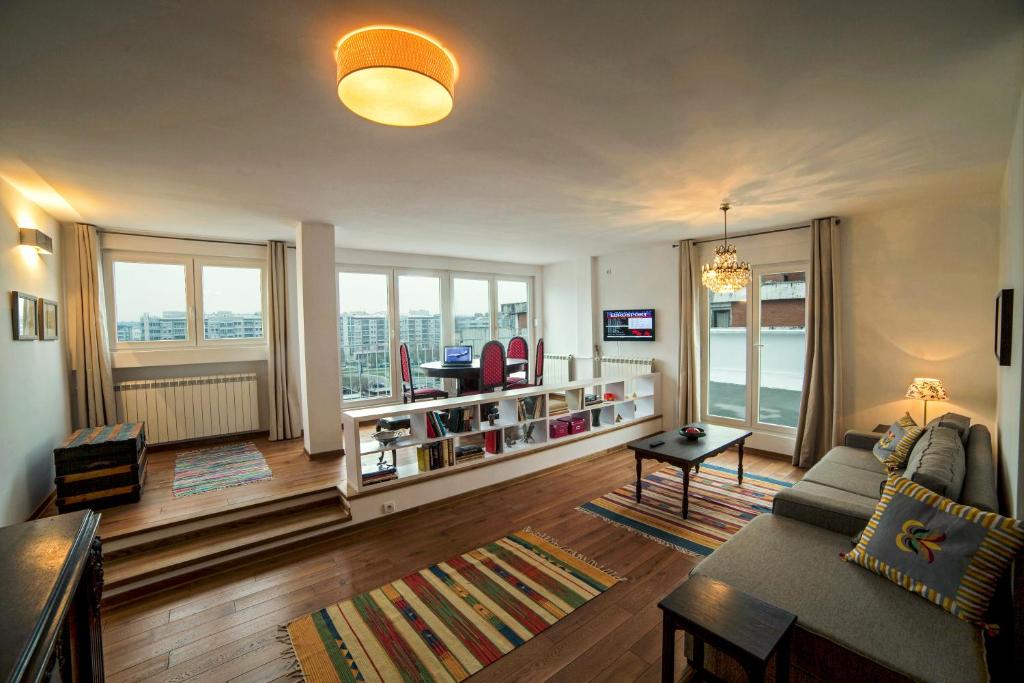 贝尔格莱德Arena Penthouse Apartments的客厅配有沙发和桌子