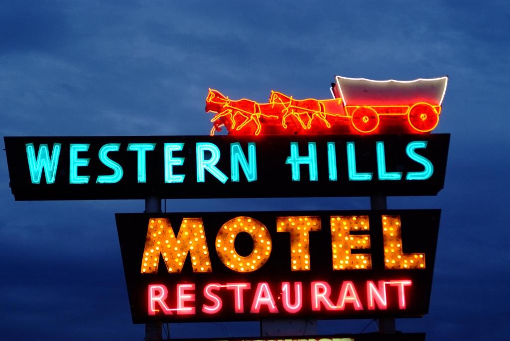 弗拉格斯塔夫Western Hills Motel的 ⁇ 虹灯标志,指有火车的汽车旅馆