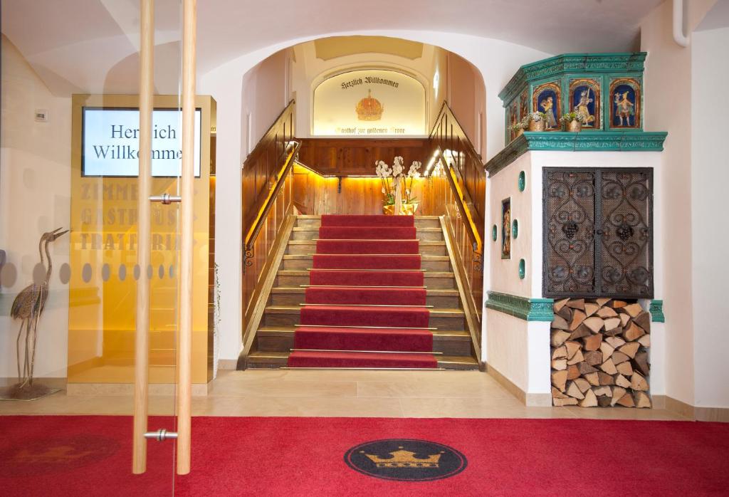 魏茨Stadthotel zur goldenen Krone的一座铺有红地毯的建筑中的楼梯