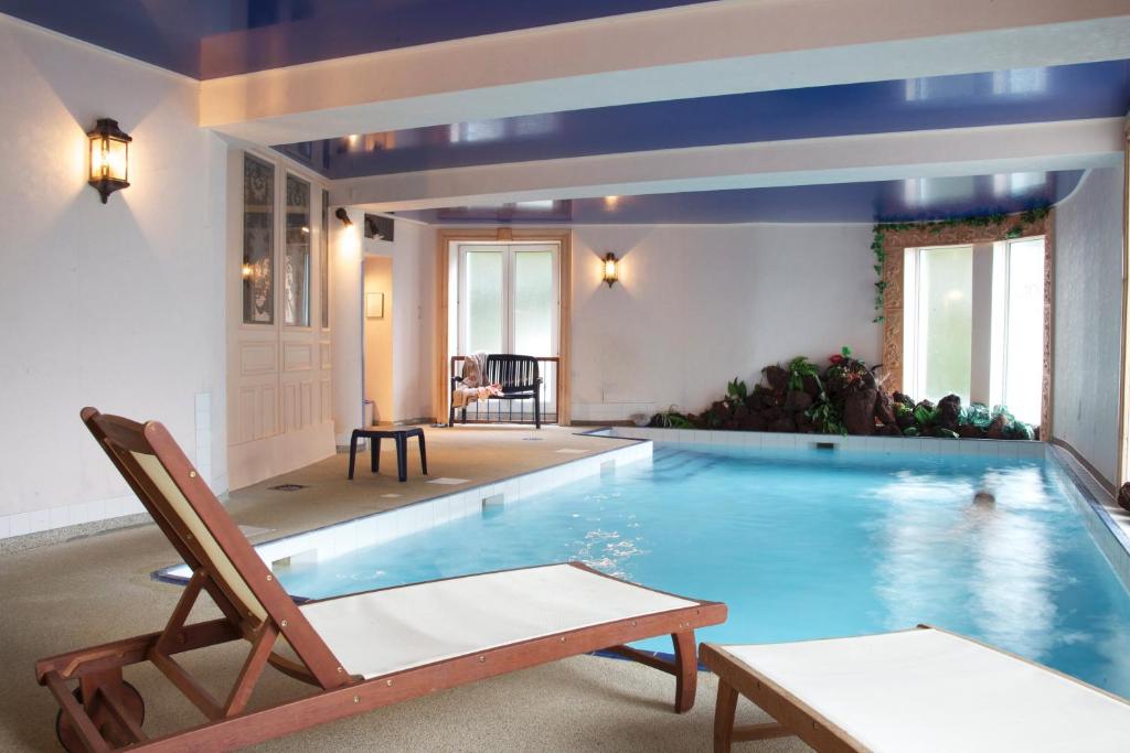 拉布尔布勒航空酒店的一个带椅子的大型游泳池