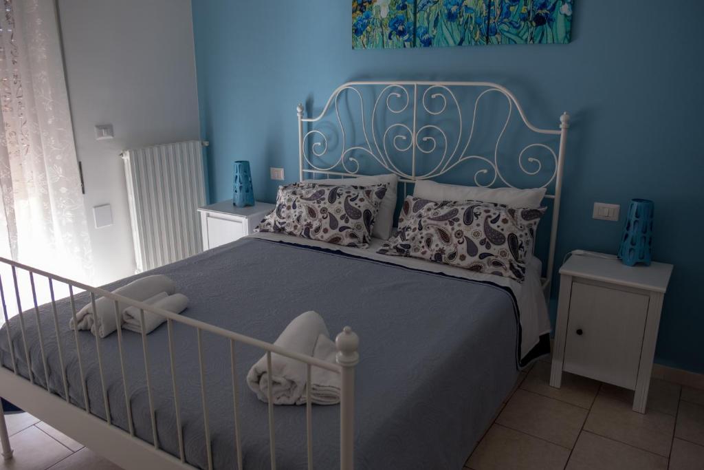 特拉尼My Room in Trani的一间卧室配有一张蓝色墙壁的床