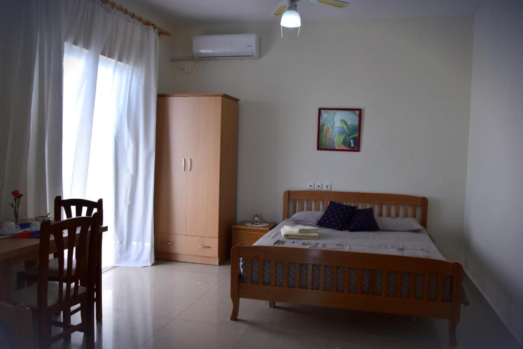 VunoVilla Filip的一间卧室配有一张床、一张书桌和一个窗户。