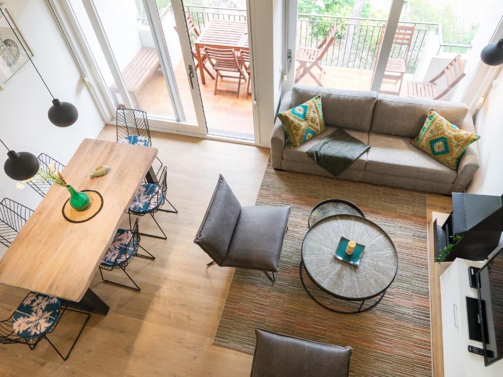 巴古尔Perla Azul - Sa Riera/Begur的客厅配有沙发和桌椅
