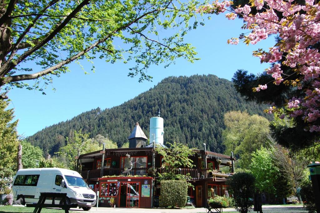 皇后镇Queenstown Holiday Park Creeksyde的停在一座山前的货车