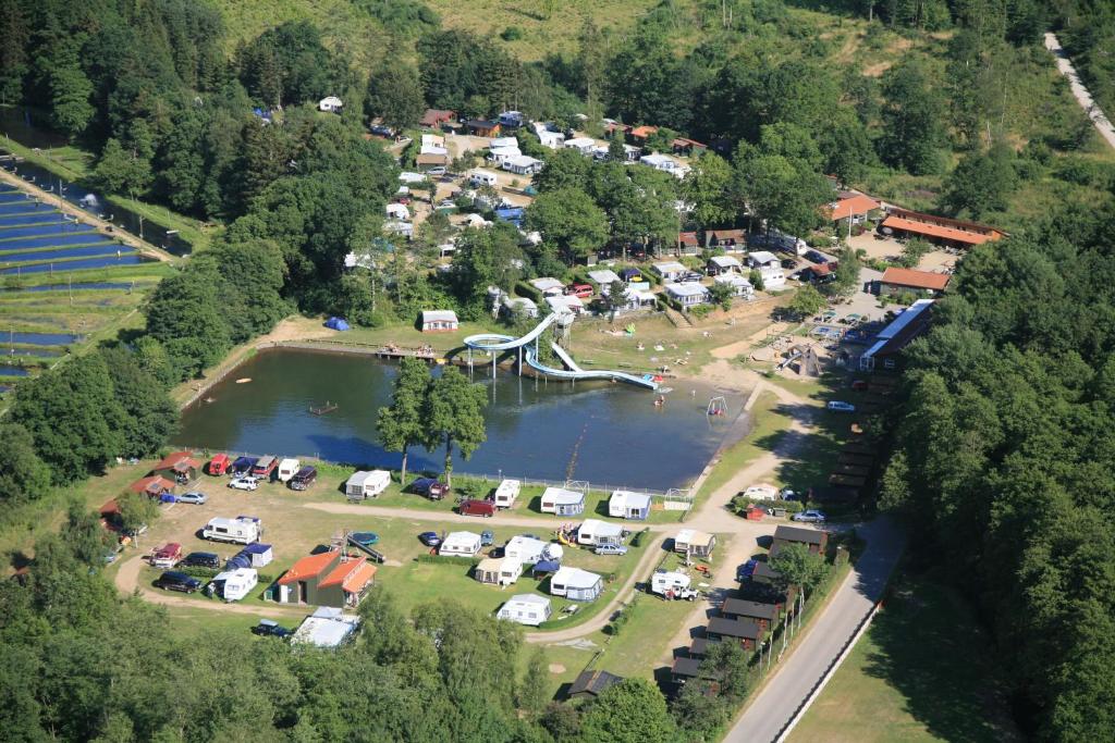 兰伯尔瑞德伯达尔露营酒店的享有带湖泊和公园的露营区的空中景致