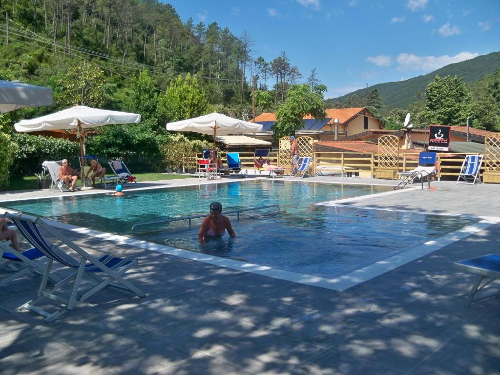 Villaggio Camping Valdeiva内部或周边的泳池