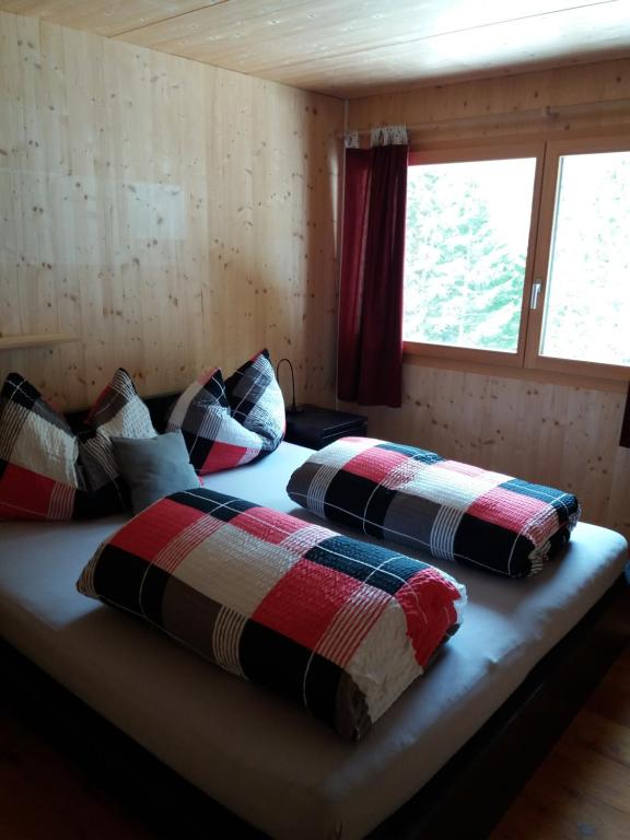 马尔邦Jelmon Anstalt Restaurants Schneeflucht的一间卧室配有两张带枕头的床。