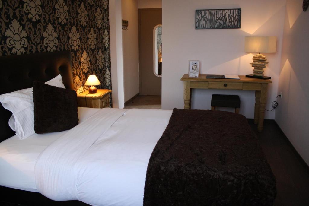 蒙泰德拉加勒酒店的卧室配有一张白色大床和一张书桌