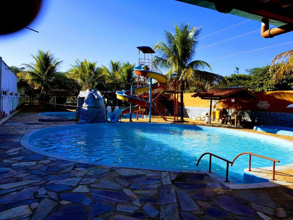 卡达斯诺瓦斯Camping Clube e Pousada Novilha de Ouro的度假村的游泳池,带滑梯