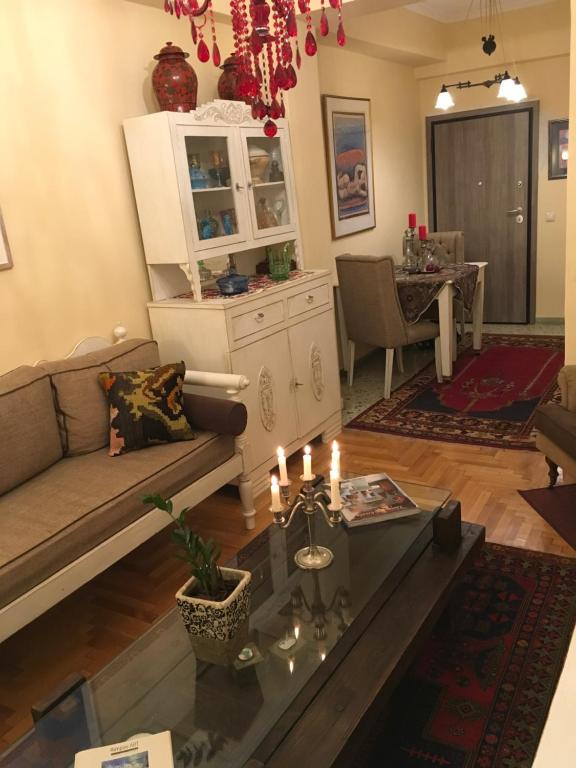 雅典Art island house的客厅配有沙发和桌子