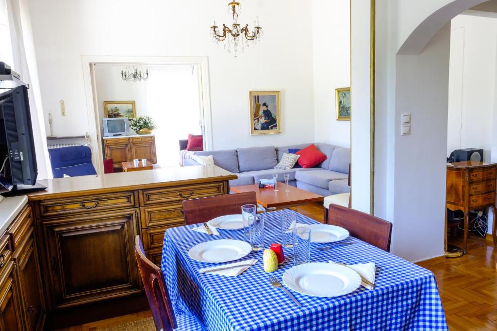 雅典Chalandri Home Away的客厅配有桌子和沙发