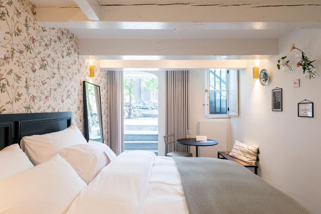 阿姆斯特丹阿姆斯特丹牛奶屋奢华住宿加早餐旅馆的卧室配有白色的床和窗户。
