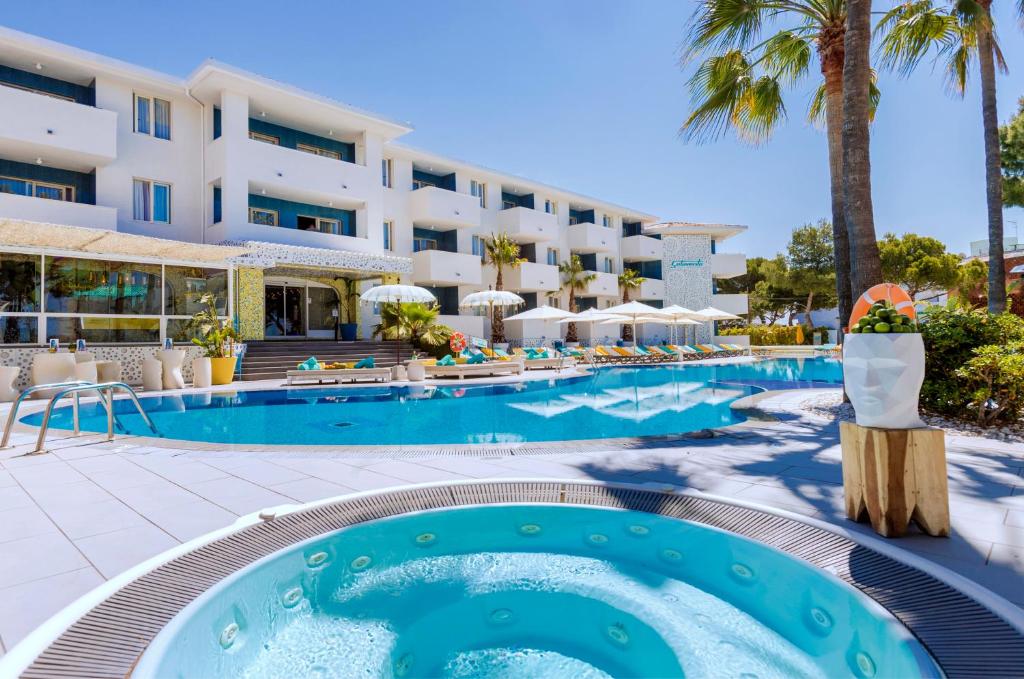 马盖鲁夫Sotavento Club Apartments - Adults Only的一座度假村游泳池,酒店背景