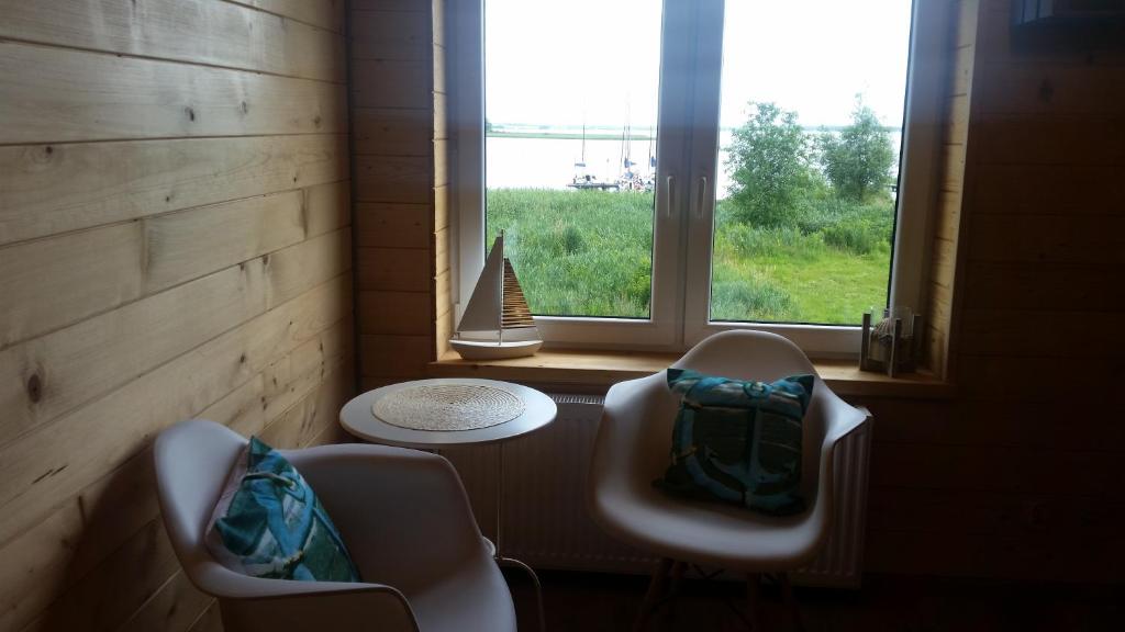 维尔卡瑟Apartament nad jeziorem的客房设有两把椅子和一个美景窗户。