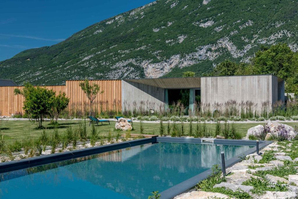 韦扎诺Agritur La Dolce Mela - Adults Only的山前带游泳池的房子