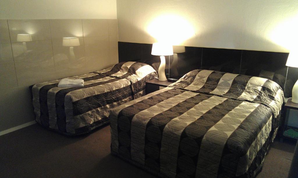 芒特甘比尔哎瓦隆汽车旅馆的酒店客房,设有两张床和一盏灯