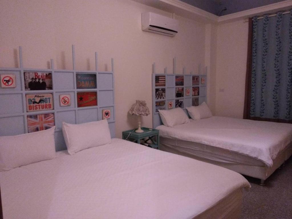 花莲市柚子之家和平民宿的一间设有两张床和一张沙发的房间