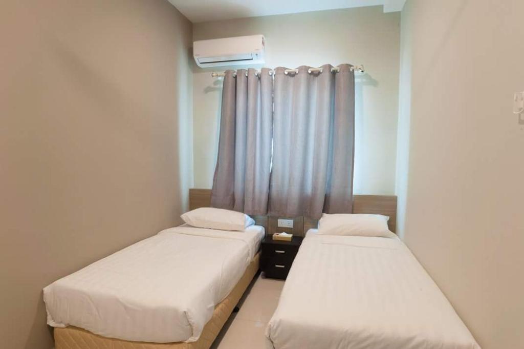 拉布安C Residence Labuan的小型客房 - 带2张床和窗户