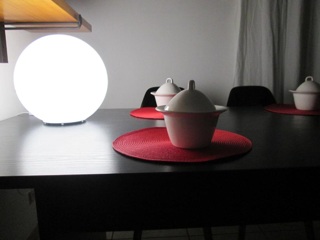 塔维亚诺Casa Con Vista的一张桌子,上面有三个红色的板子和一个锅子