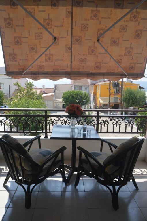 伊莱恩Friendly Studios的美景阳台配有一张桌子和两把椅子