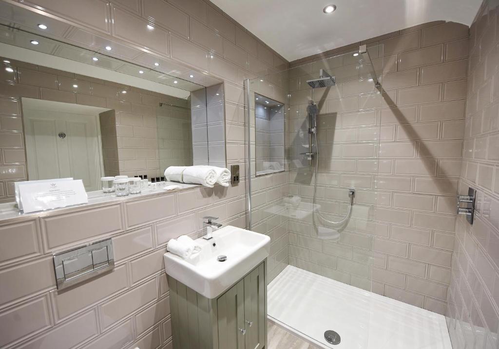 卡瑞克福格斯Walter's Place的白色的浴室设有水槽和淋浴。