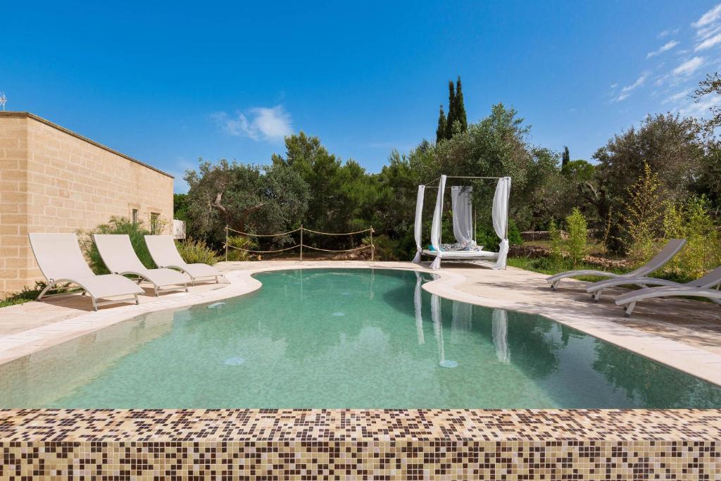 卡萨拉诺Villa Satis by BarbarHouse的一个带两把椅子的游泳池和一个游泳池