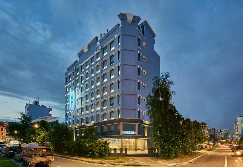 新加坡Hotel 81 Orchid的城市街道上高大的蓝色建筑