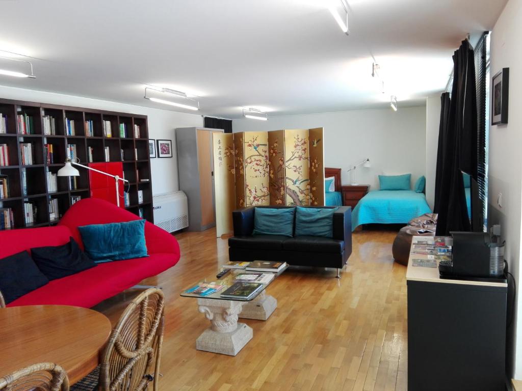 维拉·雷阿尔Vila Real Loft 360º的客厅配有红色沙发和蓝色椅子
