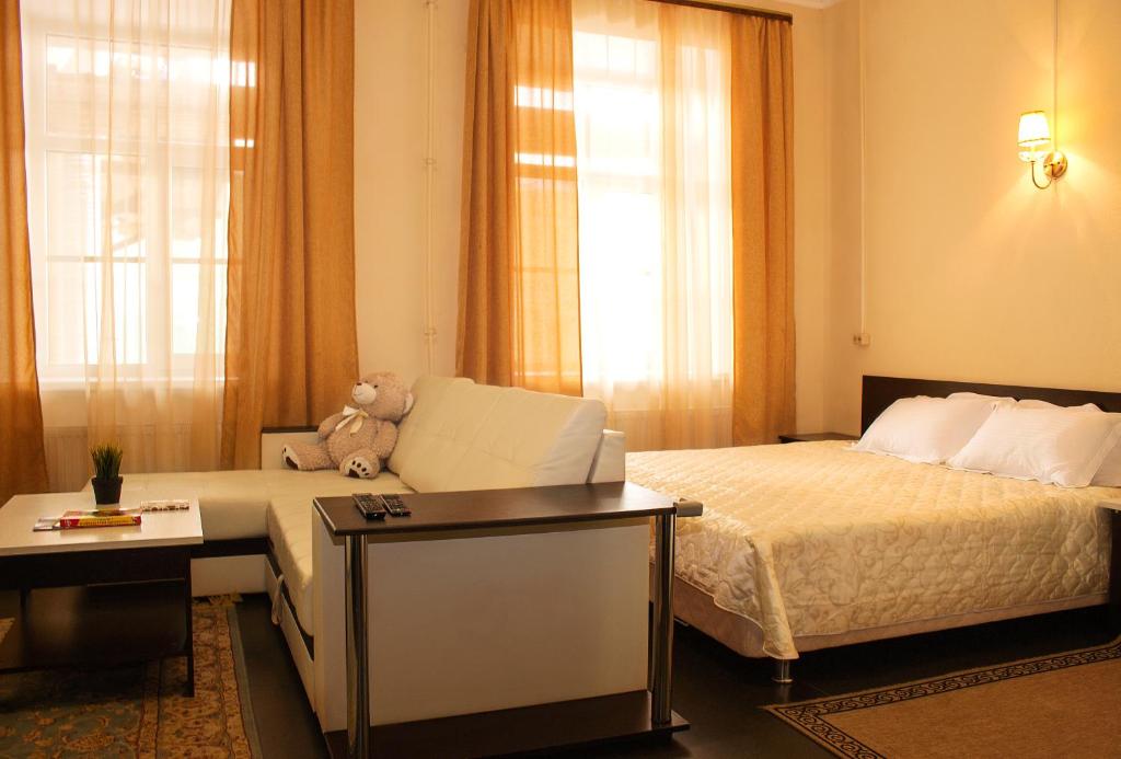 圣彼得堡黄色酒店的酒店客房设有两张床和泰迪熊