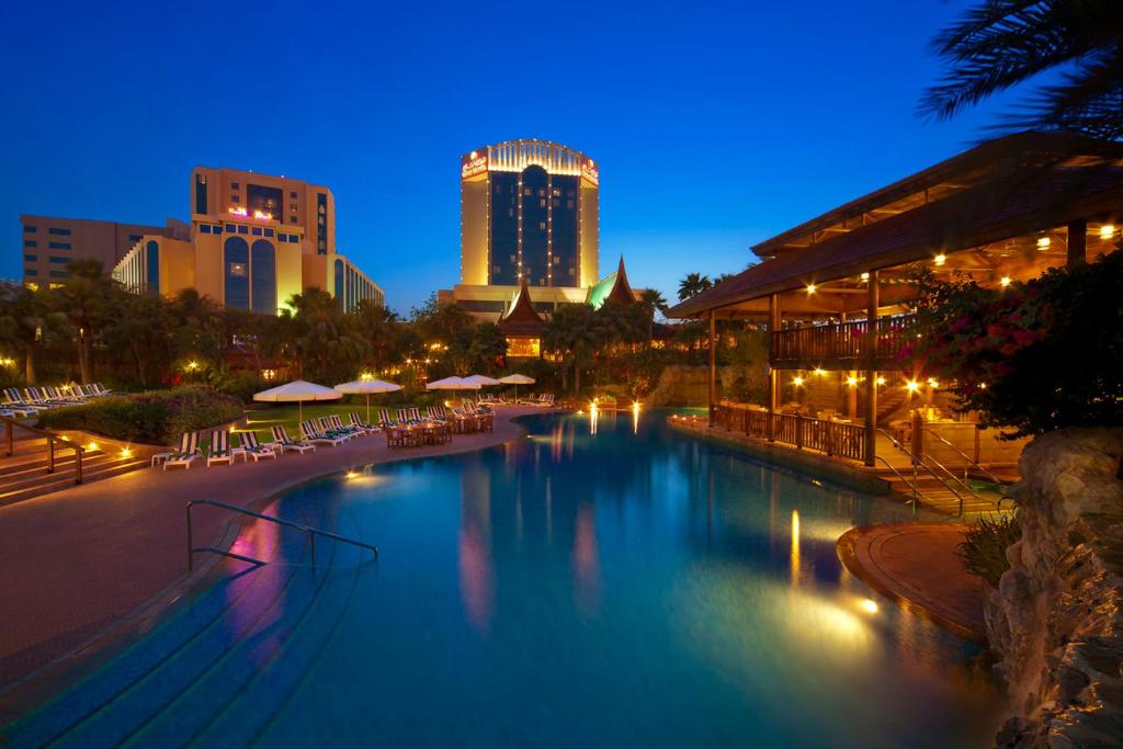麦纳麦Gulf Hotel Bahrain的城市的一个大型游泳池