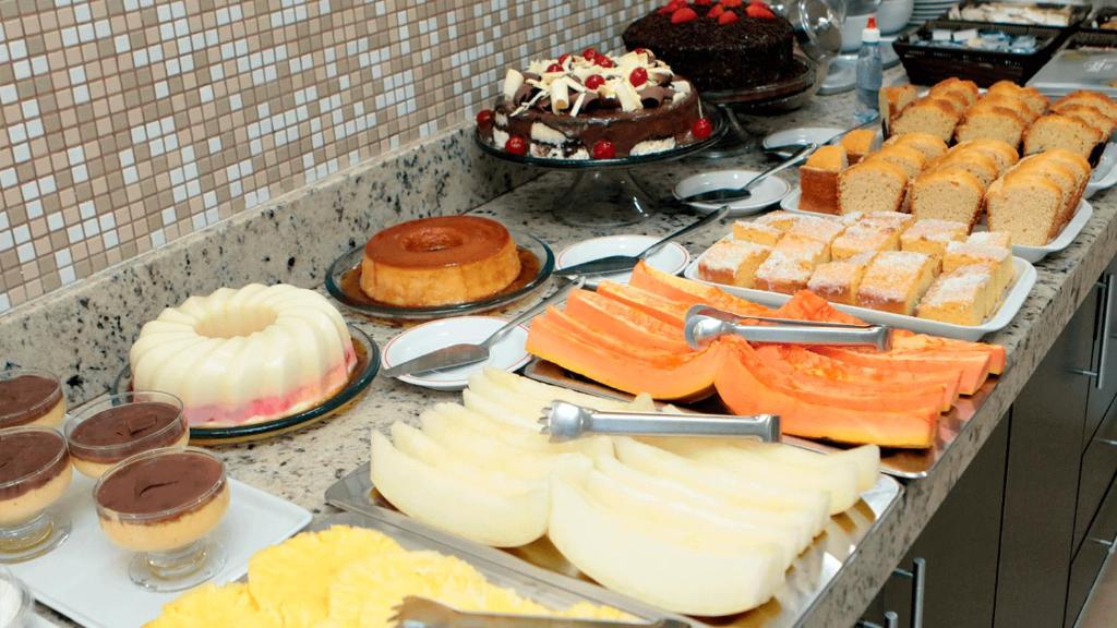 特雷斯拉瓜斯Hotel Sul Três Lagoas的自助餐,包括各种蛋糕和糕点