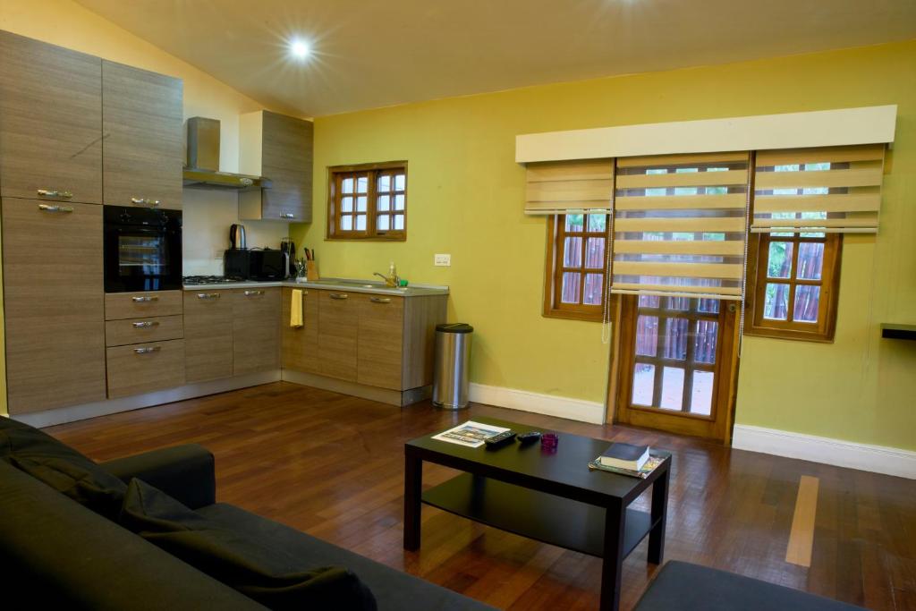 阿克拉奥玛殖民套房公寓的客厅配有沙发和桌子