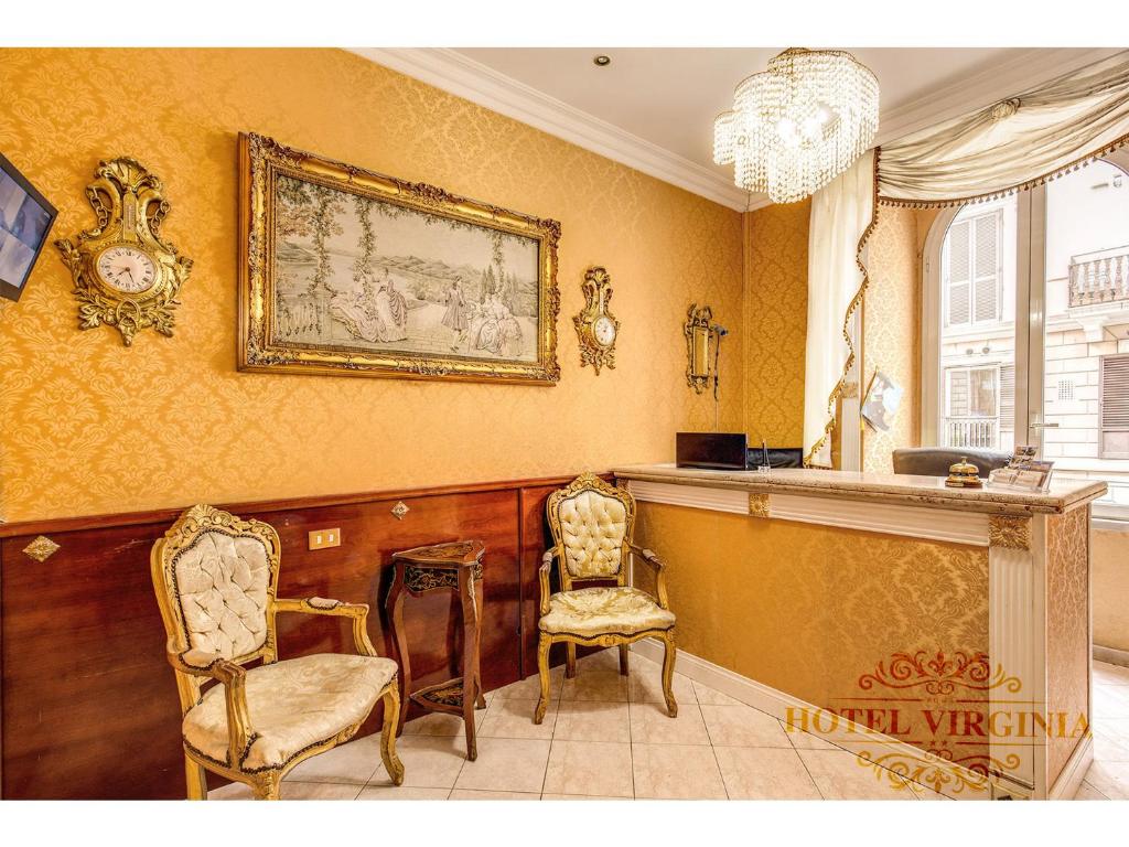 罗马弗吉尼亚酒店的酒吧配有两把椅子,墙上挂着一张照片