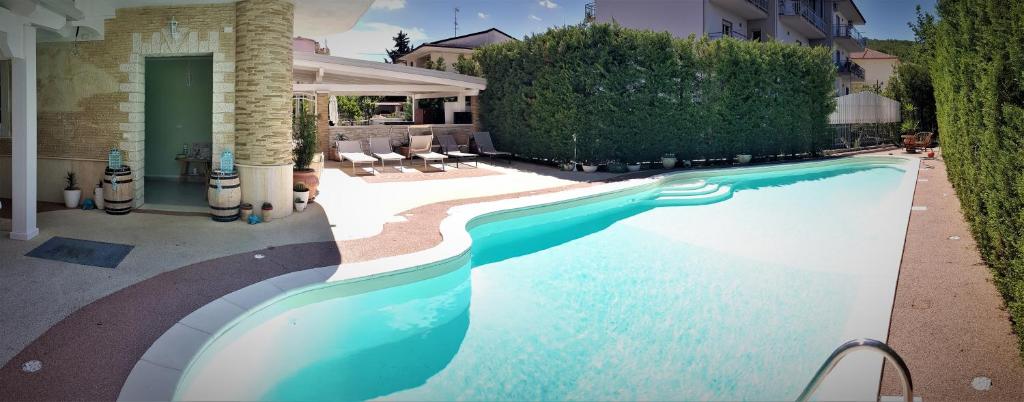 蒙塔尔图富戈Glamour Bed & Breakfast的房屋前的游泳池