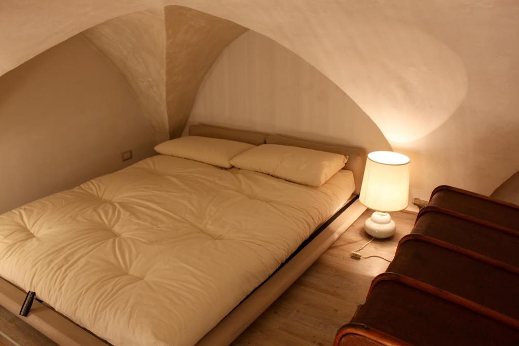 阿雷佐Casa enzo的一间小卧室,配有床和灯