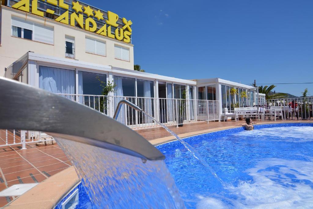 内尔哈安达卢斯酒店的酒店前方设有喷泉的游泳池