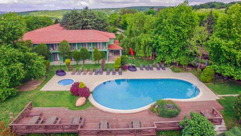 Arnavutköyİstanbul Airport Durusu Club Hotel的享有带游泳池的房屋的空中景致