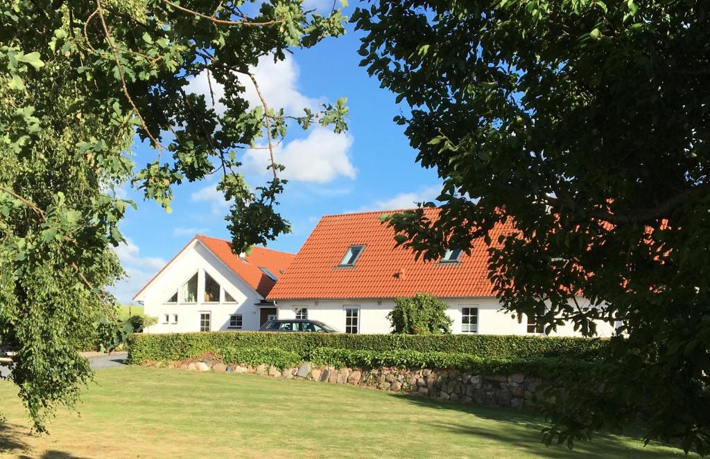 FarsøMargretelyst的白色房子,有橙色屋顶