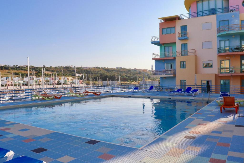阿尔布费拉Algarve Sweet Home - Marina Front的大楼前的大型游泳池