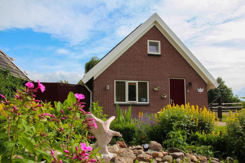 Gieterveen芬斯卓尔度假屋的前面有花园的房子