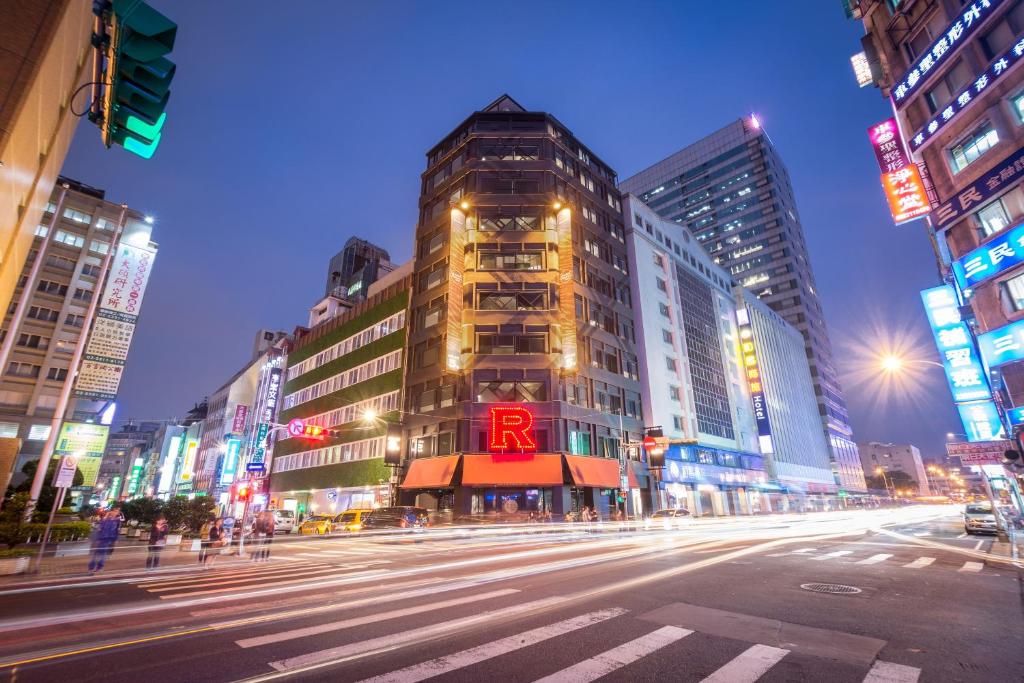 台北旅乐序精品旅馆站前五馆的一条城市街道,晚上有一座大建筑