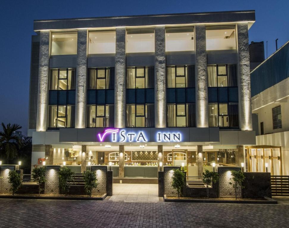 纳威孟买Hotel Vista Inn的一座晚上有美国旅馆标志的建筑