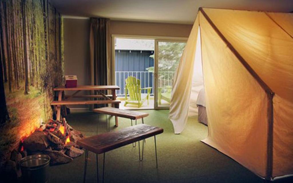 南太浩湖南太浩大本营酒店的客厅设有帐篷和壁炉