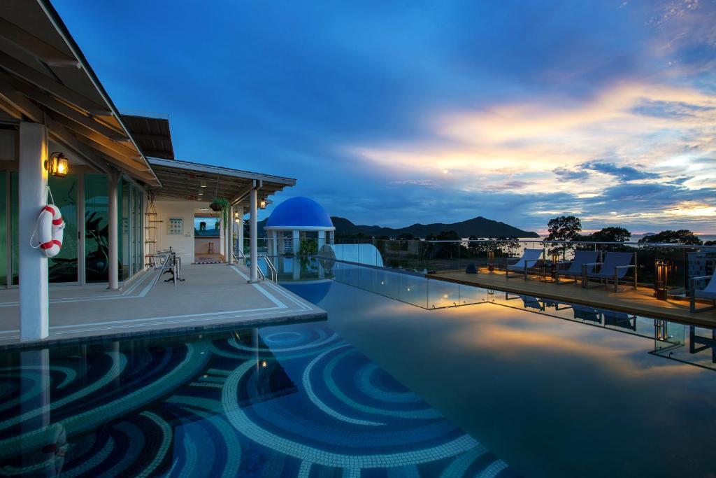 邦萨雷Costa Village Bangsaray的黄昏时可欣赏到游泳池的景色