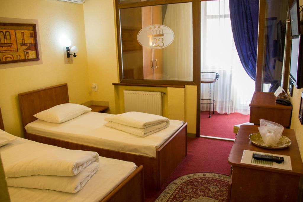 雅西HOTEL T23 srl的酒店客房,设有两张床和镜子